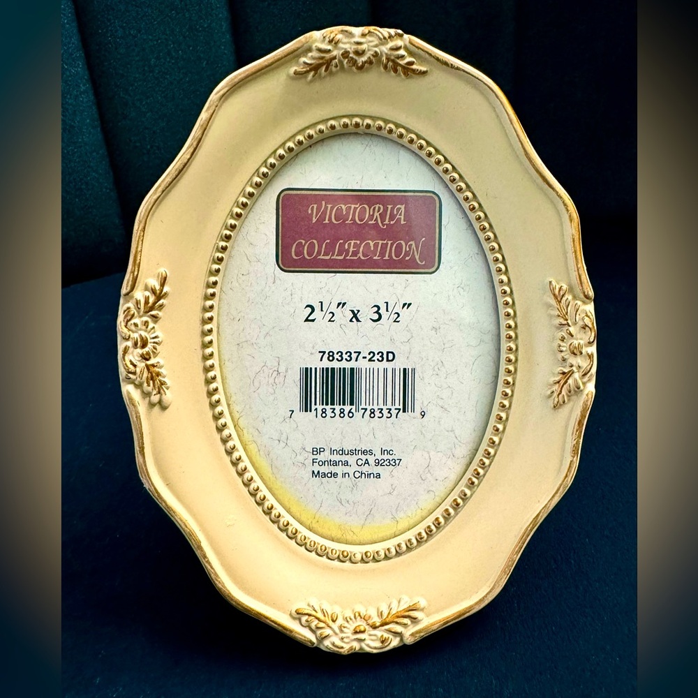 Small Victorian Decorative Oval Frame